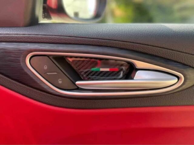 Красный Альфа Giulia, объемом двигателя 2 л и пробегом 52 тыс. км за 11000 $, фото 6 на Automoto.ua