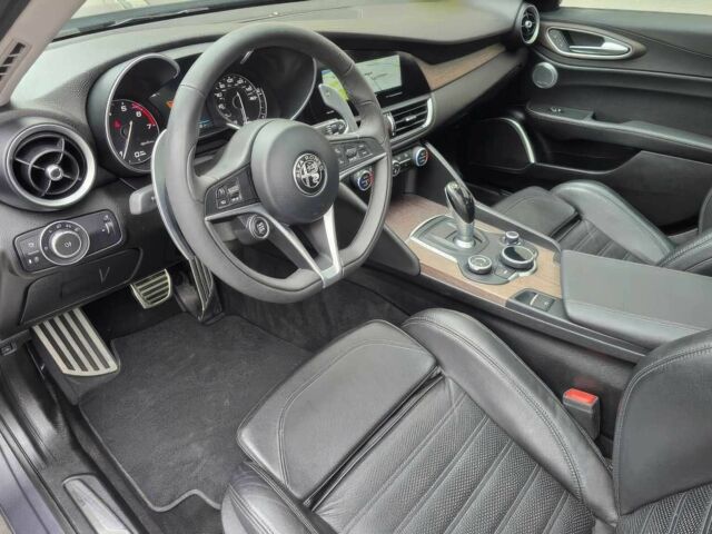 Серый Альфа Giulia, объемом двигателя 2 л и пробегом 94 тыс. км за 9000 $, фото 10 на Automoto.ua