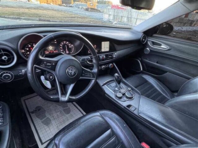 Серый Альфа Giulia, объемом двигателя 2 л и пробегом 60 тыс. км за 3900 $, фото 8 на Automoto.ua