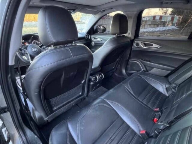 Серый Альфа Giulia, объемом двигателя 2 л и пробегом 60 тыс. км за 3900 $, фото 10 на Automoto.ua