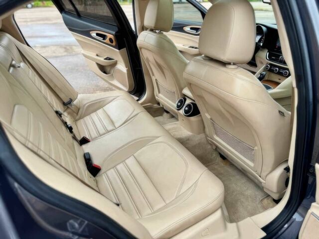 Серый Альфа Giulia, объемом двигателя 2 л и пробегом 90 тыс. км за 14300 $, фото 11 на Automoto.ua