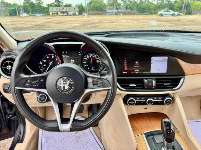 Серый Альфа Giulia, объемом двигателя 2 л и пробегом 90 тыс. км за 14300 $, фото 13 на Automoto.ua