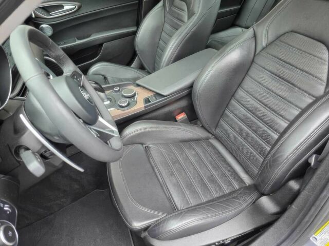Серый Альфа Giulia, объемом двигателя 2 л и пробегом 94 тыс. км за 9000 $, фото 9 на Automoto.ua