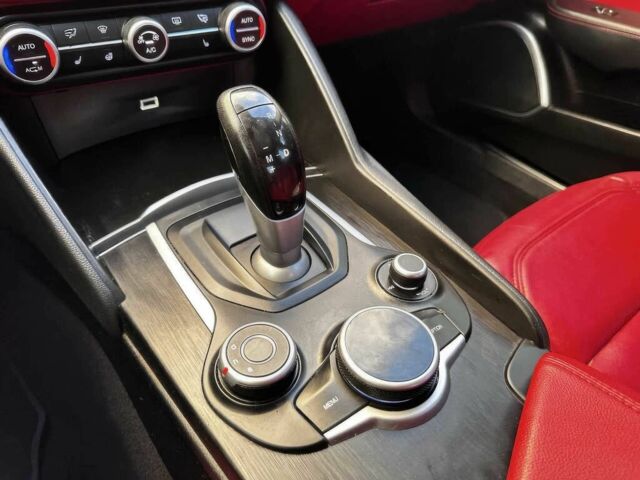 Серый Альфа Giulia, объемом двигателя 2 л и пробегом 60 тыс. км за 9800 $, фото 13 на Automoto.ua
