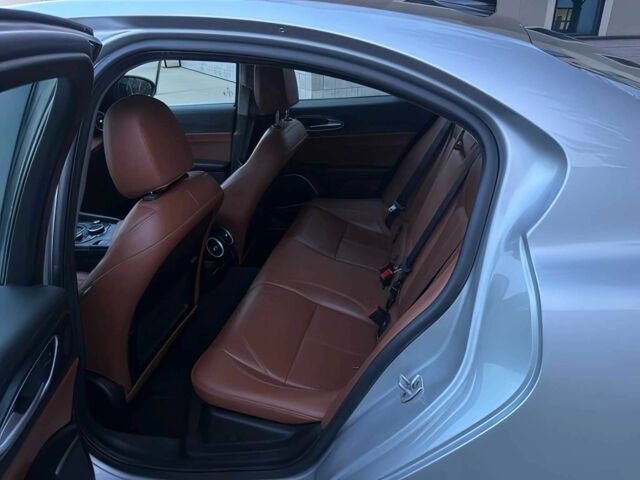 Серый Альфа Giulia, объемом двигателя 2 л и пробегом 63 тыс. км за 12000 $, фото 12 на Automoto.ua