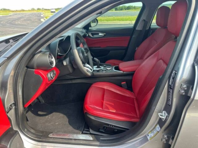 Серый Альфа Giulia, объемом двигателя 2 л и пробегом 32 тыс. км за 15000 $, фото 5 на Automoto.ua
