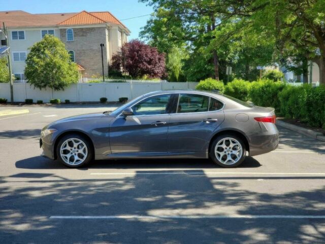 Серый Альфа Giulia, объемом двигателя 2 л и пробегом 25 тыс. км за 17300 $, фото 3 на Automoto.ua
