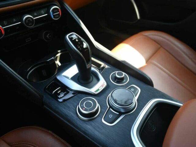 Серый Альфа Giulia, объемом двигателя 2 л и пробегом 22 тыс. км за 12300 $, фото 9 на Automoto.ua