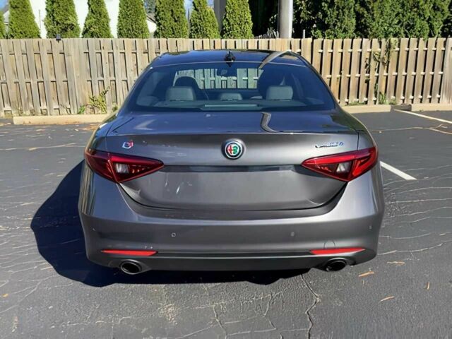 Серый Альфа Giulia, объемом двигателя 2 л и пробегом 17 тыс. км за 6400 $, фото 4 на Automoto.ua