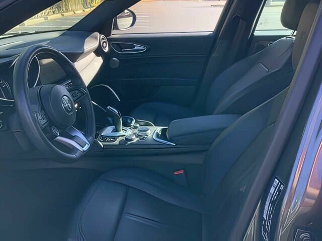 Серый Альфа Giulia, объемом двигателя 2 л и пробегом 17 тыс. км за 6400 $, фото 7 на Automoto.ua