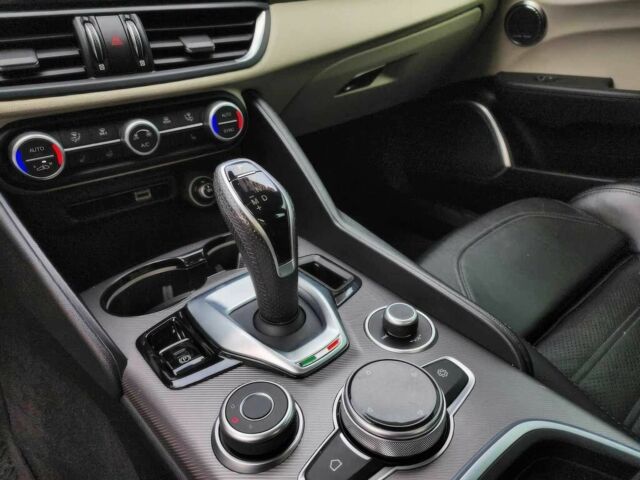Синий Альфа Giulia, объемом двигателя 2 л и пробегом 39 тыс. км за 16500 $, фото 7 на Automoto.ua