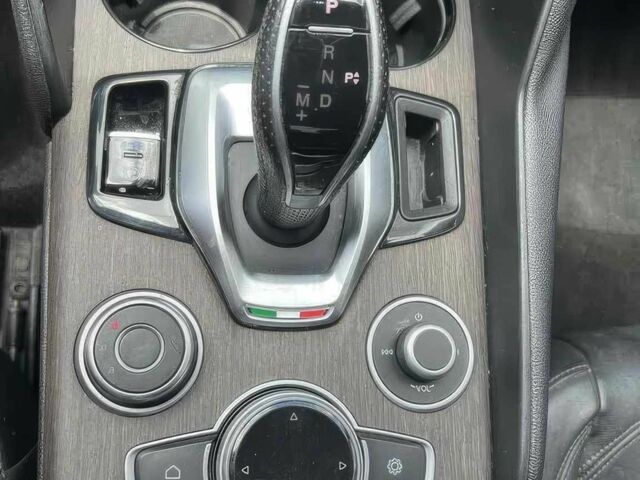 Синий Альфа Giulia, объемом двигателя 2 л и пробегом 51 тыс. км за 13600 $, фото 8 на Automoto.ua