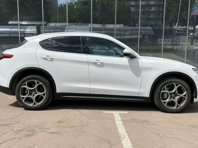 Білий Альфа stelvio, об'ємом двигуна 2 л та пробігом 137 тис. км за 27999 $, фото 3 на Automoto.ua