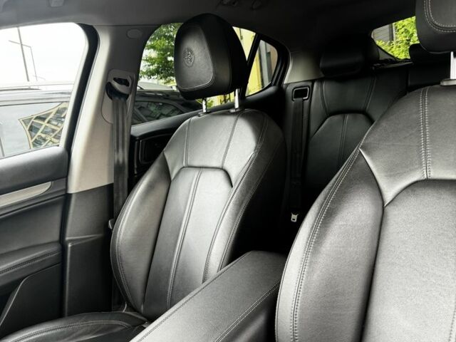 Белый Альфа stelvio, объемом двигателя 2 л и пробегом 92 тыс. км за 23900 $, фото 8 на Automoto.ua