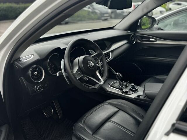 Белый Альфа stelvio, объемом двигателя 2 л и пробегом 92 тыс. км за 23900 $, фото 7 на Automoto.ua