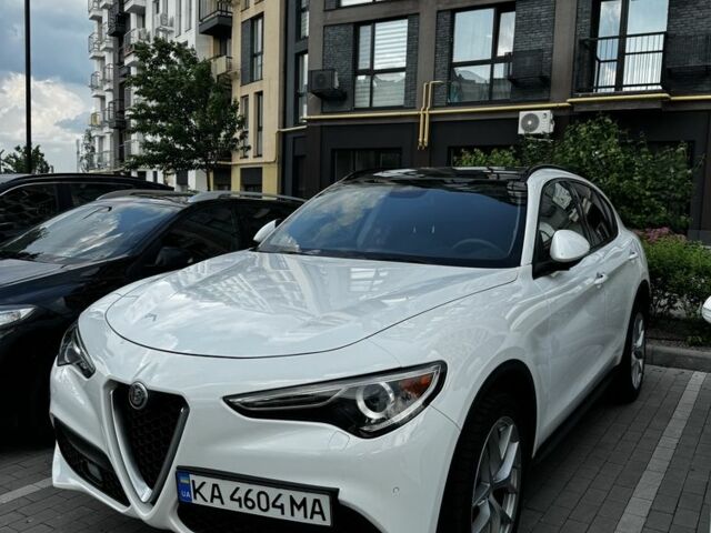 Белый Альфа stelvio, объемом двигателя 2 л и пробегом 92 тыс. км за 23900 $, фото 9 на Automoto.ua