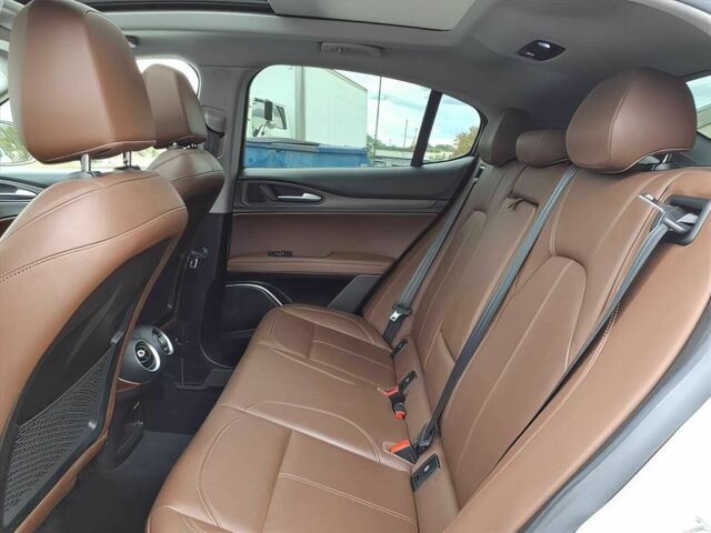 Белый Альфа stelvio, объемом двигателя 2 л и пробегом 30 тыс. км за 9800 $, фото 13 на Automoto.ua