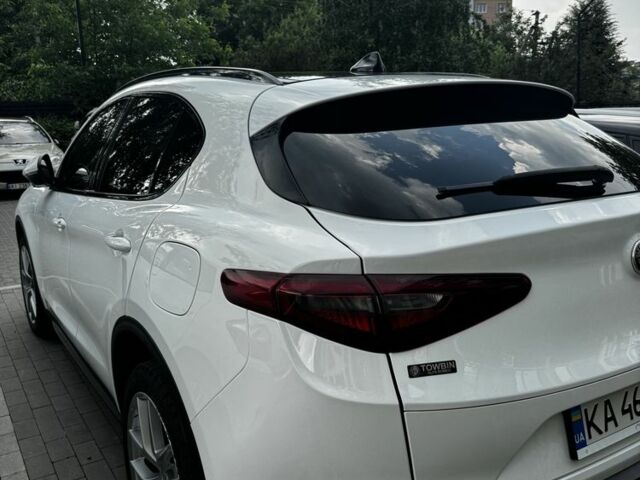 Белый Альфа stelvio, объемом двигателя 2 л и пробегом 92 тыс. км за 23900 $, фото 5 на Automoto.ua