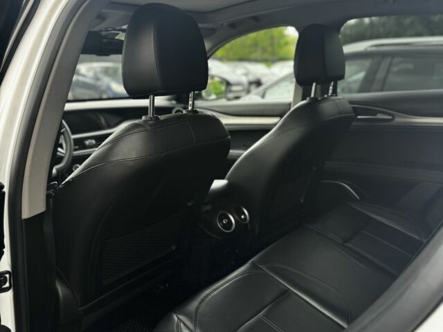 Белый Альфа stelvio, объемом двигателя 2 л и пробегом 92 тыс. км за 23900 $, фото 6 на Automoto.ua