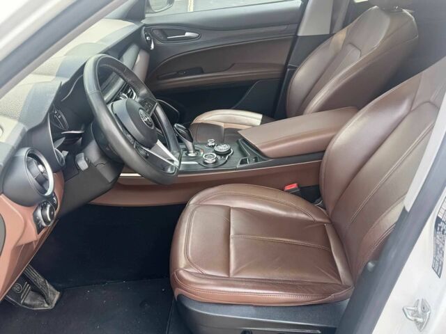 Белый Альфа stelvio, объемом двигателя 2 л и пробегом 30 тыс. км за 10700 $, фото 7 на Automoto.ua
