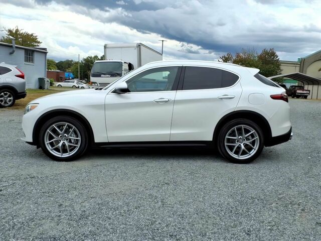 Белый Альфа stelvio, объемом двигателя 2 л и пробегом 30 тыс. км за 9800 $, фото 2 на Automoto.ua