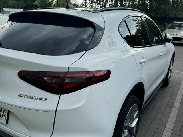 Белый Альфа stelvio, объемом двигателя 2 л и пробегом 92 тыс. км за 23900 $, фото 4 на Automoto.ua