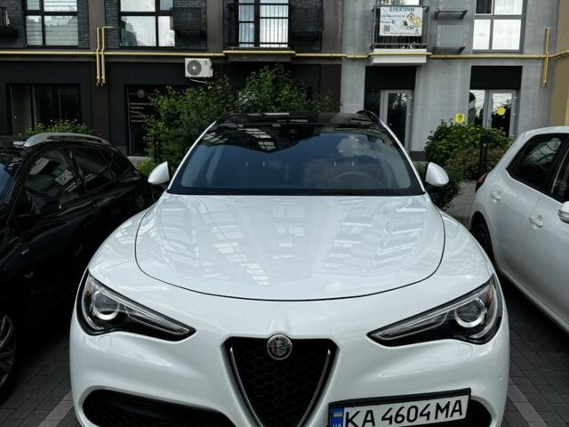 Белый Альфа stelvio, объемом двигателя 2 л и пробегом 92 тыс. км за 23900 $, фото 3 на Automoto.ua