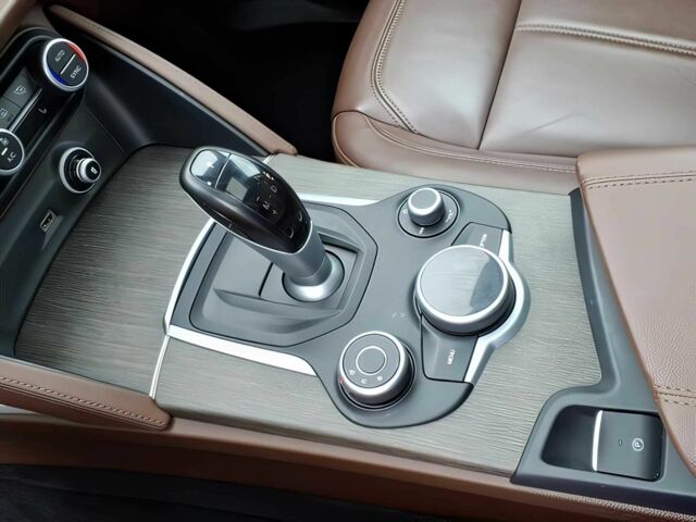 Белый Альфа stelvio, объемом двигателя 2 л и пробегом 30 тыс. км за 9800 $, фото 11 на Automoto.ua