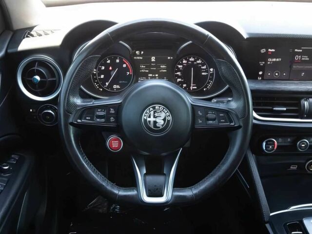 Белый Альфа stelvio, объемом двигателя 2 л и пробегом 37 тыс. км за 9900 $, фото 10 на Automoto.ua