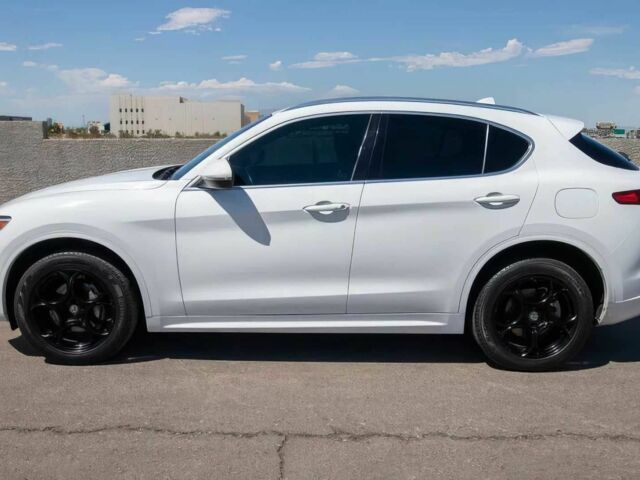 Белый Альфа stelvio, объемом двигателя 2 л и пробегом 37 тыс. км за 9900 $, фото 3 на Automoto.ua