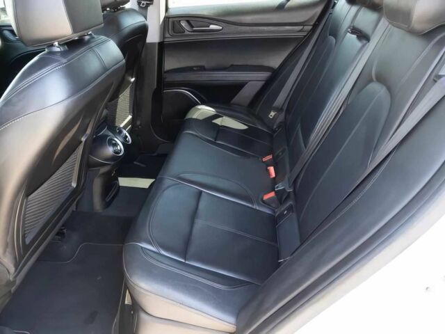 Белый Альфа stelvio, объемом двигателя 2 л и пробегом 37 тыс. км за 9900 $, фото 13 на Automoto.ua