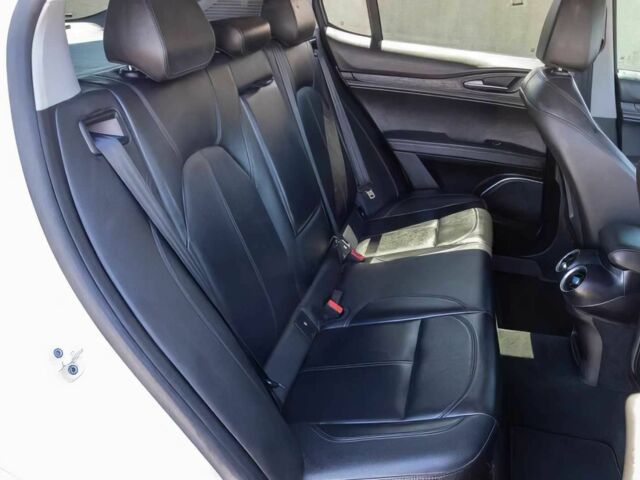 Белый Альфа stelvio, объемом двигателя 2 л и пробегом 37 тыс. км за 9900 $, фото 12 на Automoto.ua