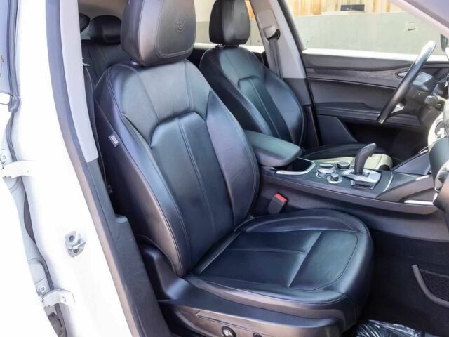 Белый Альфа stelvio, объемом двигателя 2 л и пробегом 37 тыс. км за 9900 $, фото 8 на Automoto.ua