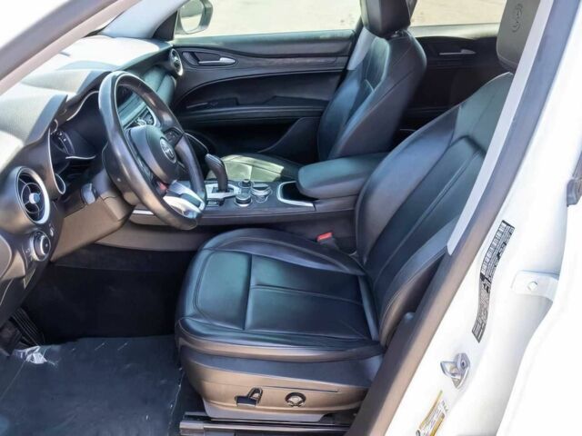 Белый Альфа stelvio, объемом двигателя 2 л и пробегом 37 тыс. км за 9900 $, фото 9 на Automoto.ua