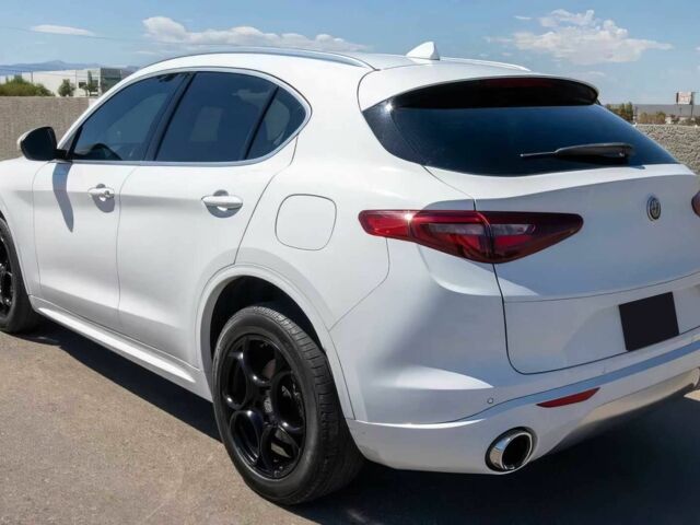 Белый Альфа stelvio, объемом двигателя 2 л и пробегом 37 тыс. км за 9900 $, фото 4 на Automoto.ua