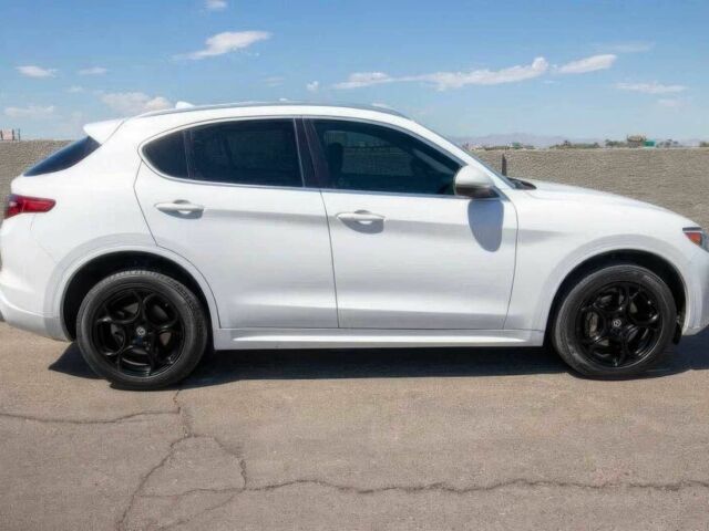 Белый Альфа stelvio, объемом двигателя 2 л и пробегом 37 тыс. км за 9900 $, фото 7 на Automoto.ua