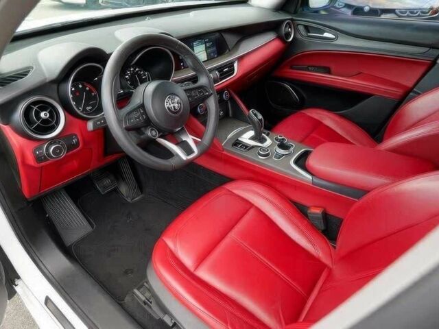 Белый Альфа stelvio, объемом двигателя 2 л и пробегом 29 тыс. км за 14300 $, фото 6 на Automoto.ua