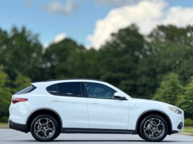 Белый Альфа stelvio, объемом двигателя 2 л и пробегом 13 тыс. км за 14000 $, фото 3 на Automoto.ua