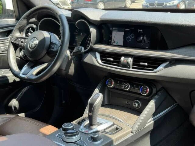 Белый Альфа stelvio, объемом двигателя 2 л и пробегом 10 тыс. км за 16000 $, фото 7 на Automoto.ua