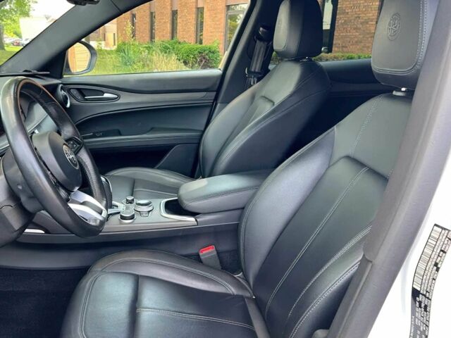 Белый Альфа stelvio, объемом двигателя 2 л и пробегом 21 тыс. км за 10000 $, фото 6 на Automoto.ua