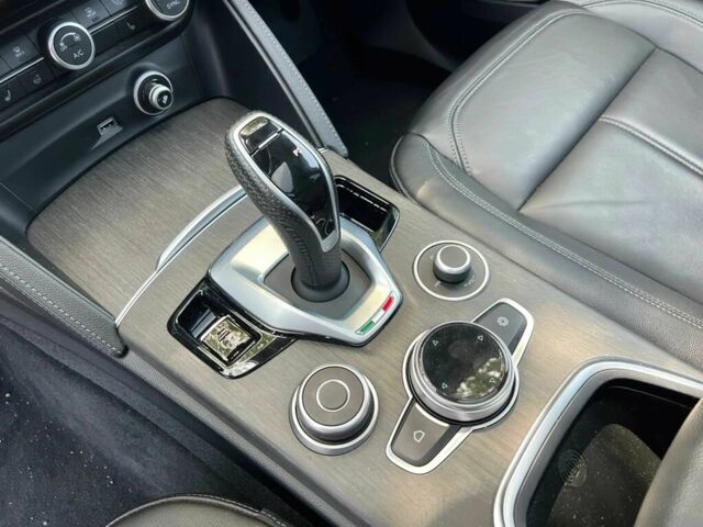 Белый Альфа stelvio, объемом двигателя 2 л и пробегом 21 тыс. км за 10000 $, фото 7 на Automoto.ua