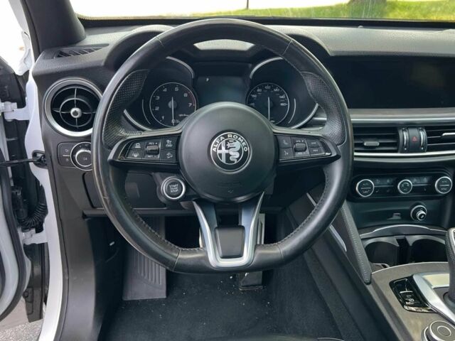 Белый Альфа stelvio, объемом двигателя 2 л и пробегом 21 тыс. км за 10000 $, фото 9 на Automoto.ua