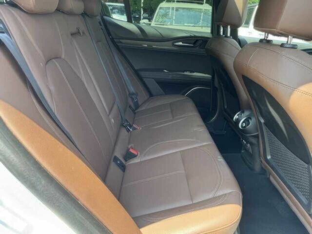 Білий Альфа stelvio, об'ємом двигуна 2 л та пробігом 29 тис. км за 16000 $, фото 9 на Automoto.ua