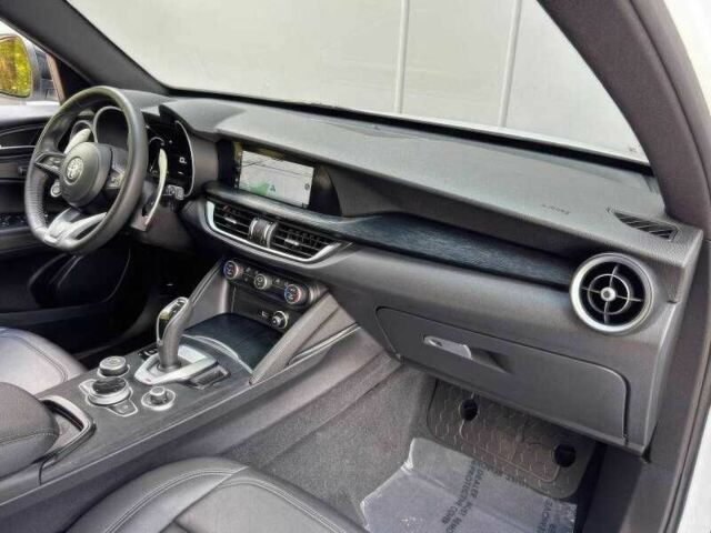 Белый Альфа stelvio, объемом двигателя 2 л и пробегом 20 тыс. км за 13000 $, фото 11 на Automoto.ua