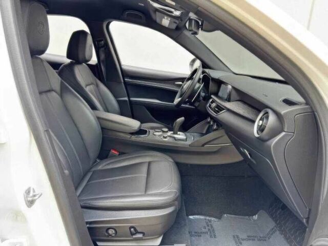 Белый Альфа stelvio, объемом двигателя 2 л и пробегом 20 тыс. км за 13000 $, фото 12 на Automoto.ua