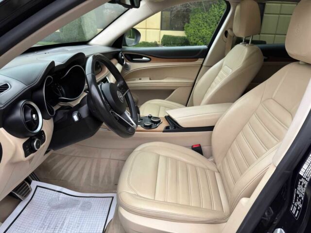 Черный Альфа stelvio, объемом двигателя 2 л и пробегом 35 тыс. км за 8300 $, фото 11 на Automoto.ua