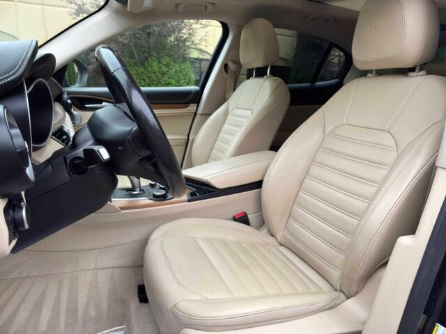 Черный Альфа stelvio, объемом двигателя 2 л и пробегом 35 тыс. км за 8300 $, фото 10 на Automoto.ua