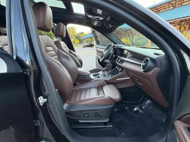 Черный Альфа stelvio, объемом двигателя 2 л и пробегом 34 тыс. км за 16300 $, фото 8 на Automoto.ua