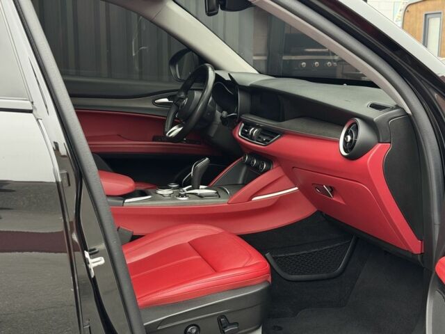 Черный Альфа stelvio, объемом двигателя 2 л и пробегом 82 тыс. км за 26350 $, фото 21 на Automoto.ua