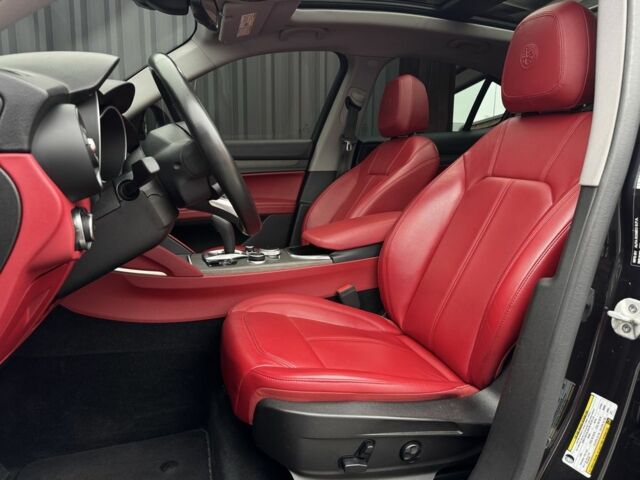 Черный Альфа stelvio, объемом двигателя 2 л и пробегом 82 тыс. км за 26350 $, фото 18 на Automoto.ua